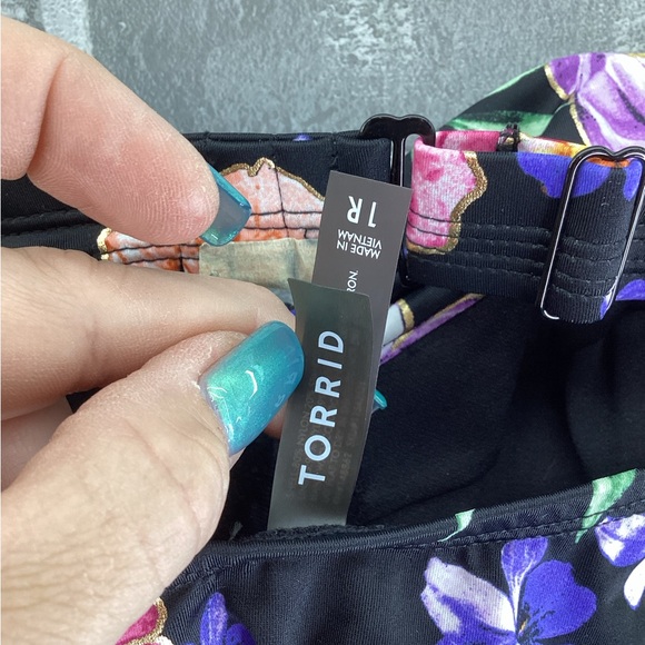 Torrid Vixen Black Floral Peplum Swim Tankini top size 1x - Picture 4 of 5